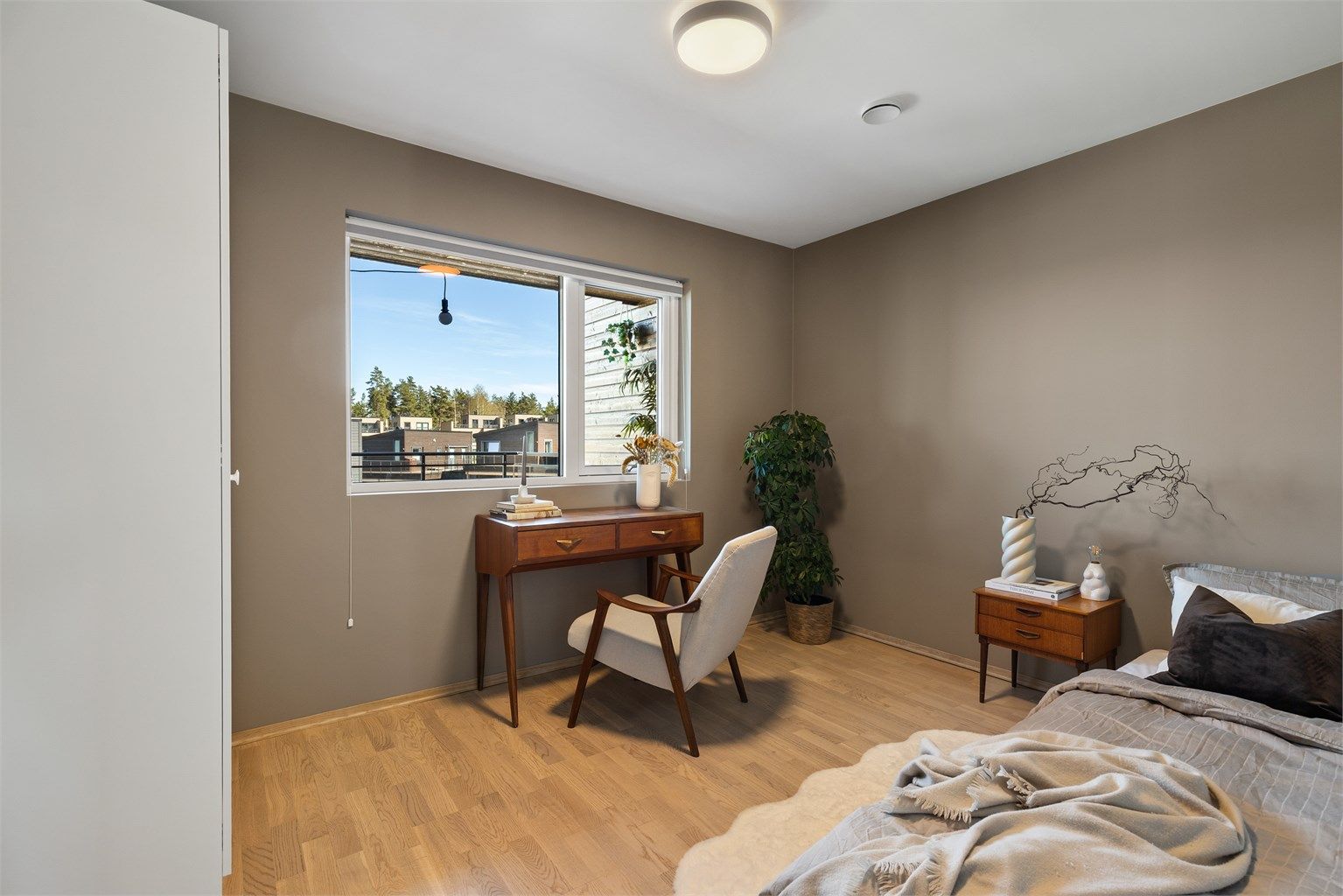 Alle soverom har garderobeskap for effektiv oppbevaring.