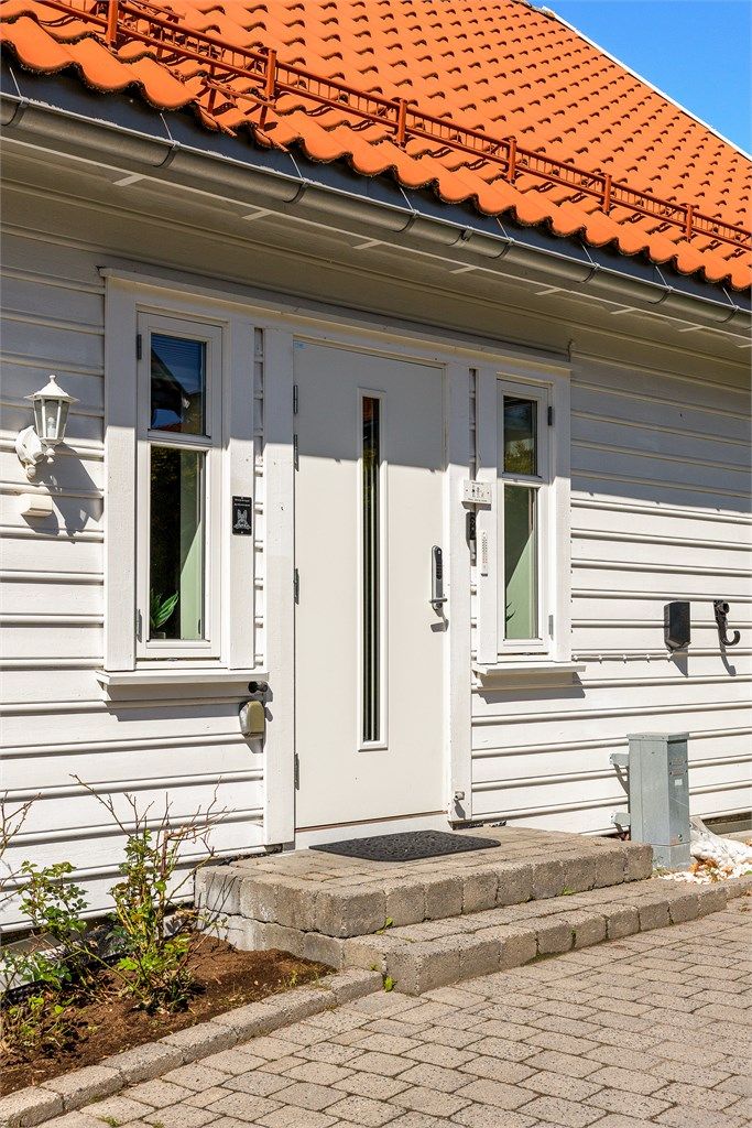 Ytterdøren har profilert flate og glassfelt, og er fra byggeåret. - Velkommen inn!