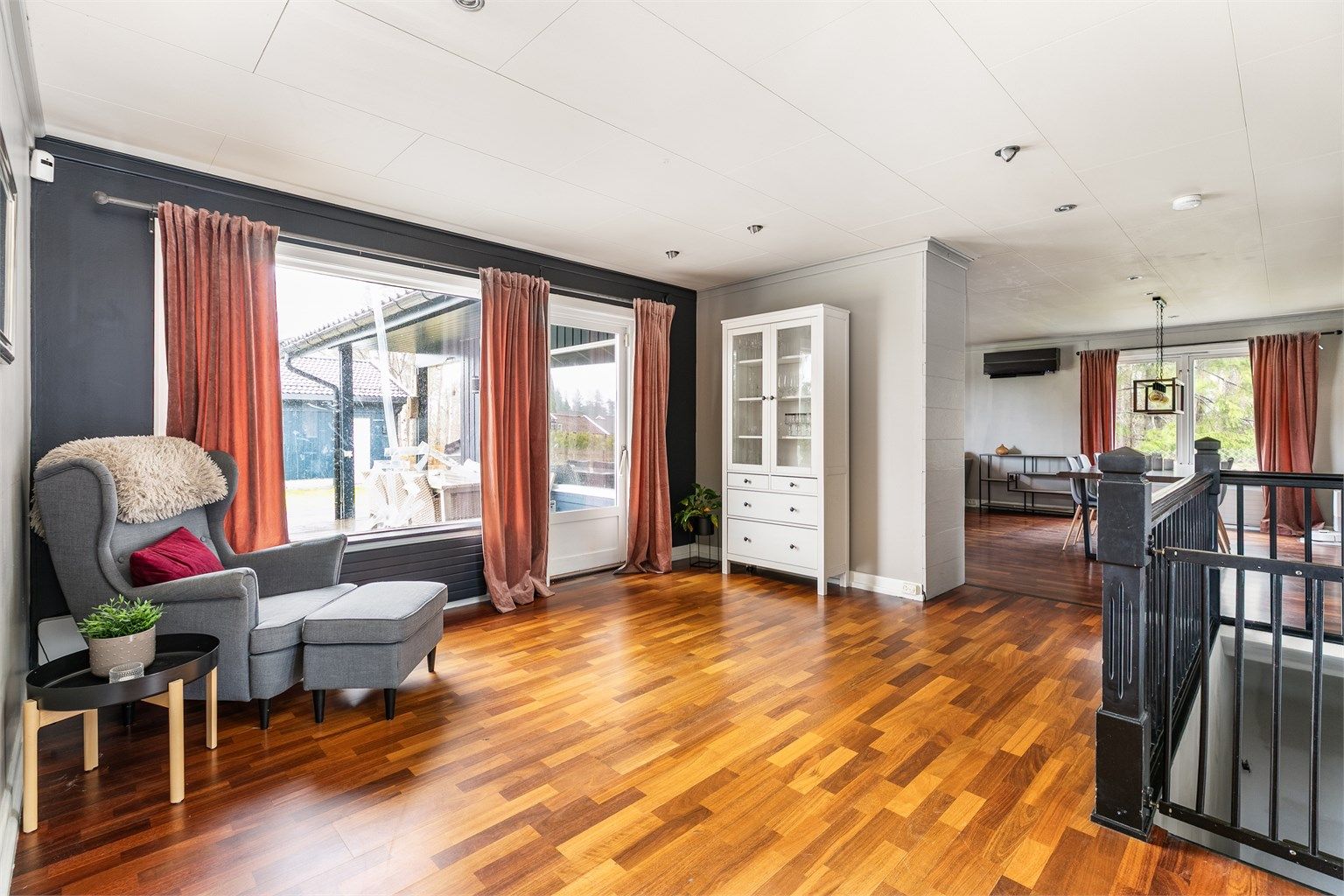 Malerarbeid er utført i de fleste rom i senere år. Det er stedvis noe gjenstående arbeid/finish som ikke vil bli ferdigstilt.