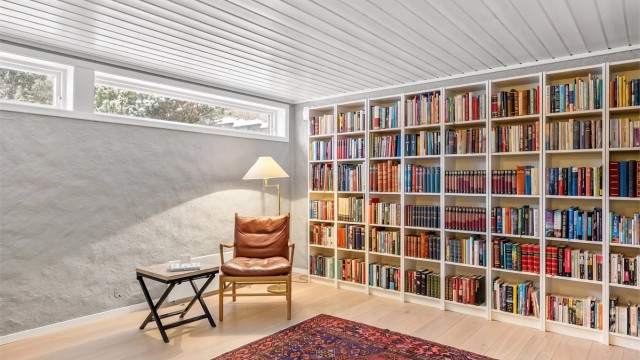 Vinduene gir dagslys til rommet, men oppfyller ikke dagens forskriftskrav.