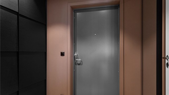 Entré med vannbåren gulvvarme og stor garderobe. Porttelefon ved kjøkkenet.