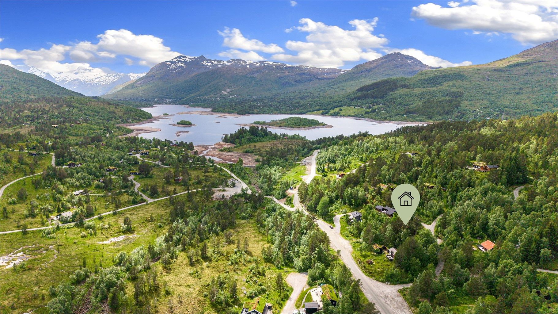 Eiendommen ligger på Fausa, i enden av Nysætervannet.