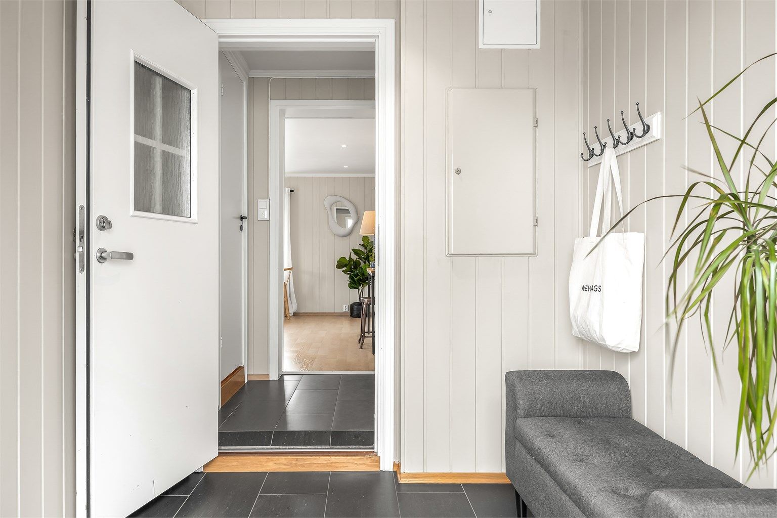 Felles inngangsparti med videre adkomst til leiligheten i 1. etasje, gulvvarme i felles gang.