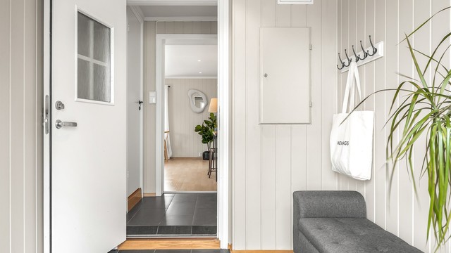 Felles inngangsparti med videre adkomst til leiligheten i 1. etasje, gulvvarme i felles gang.