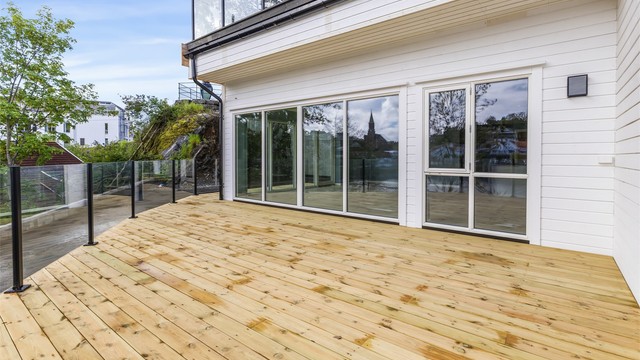 Stor, privat uteplass med gode solforhold og utsikt mot Tjenna.
Foto: Sørvær Media