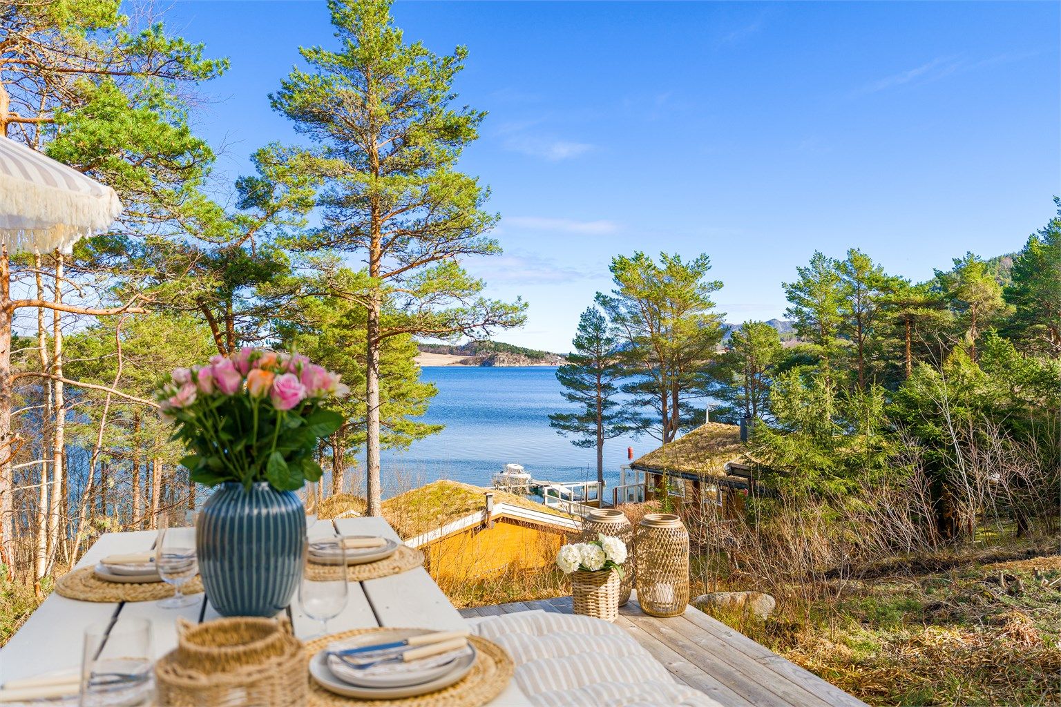 Hytta har en perfekt beliggenhet i hyttefeltet med nydelig panoramautsikt mot fjorden.