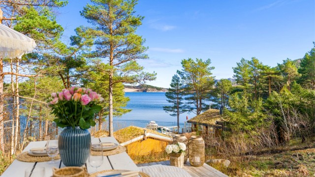 Hytta har en perfekt beliggenhet i hyttefeltet med nydelig panoramautsikt mot fjorden.