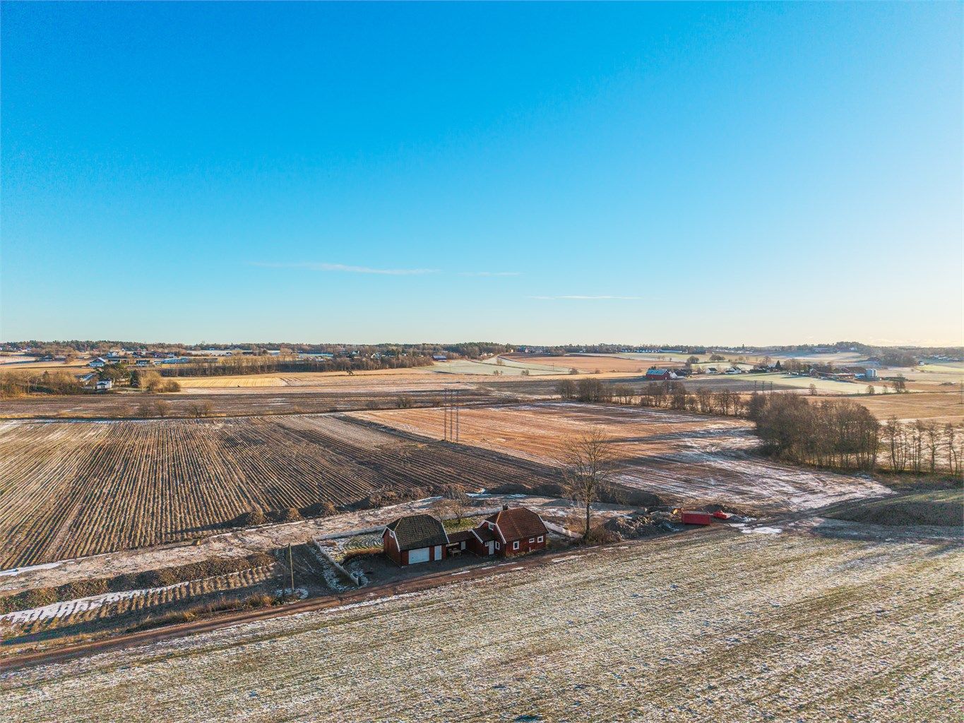 Det er kort vei til Eiktoppen med servicetilbud, gode bussforbindelser til Tønsberg sentrum samt nærhet til skoler på alle nivåer.