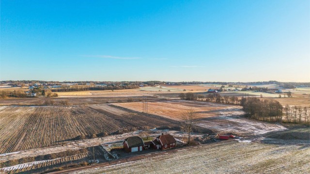 Det er kort vei til Eiktoppen med servicetilbud, gode bussforbindelser til Tønsberg sentrum samt nærhet til skoler på alle nivåer.