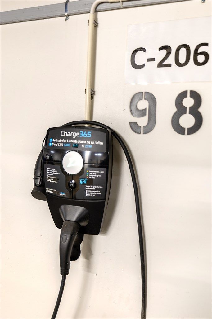 Ladeboks montert ved garasjeplassen