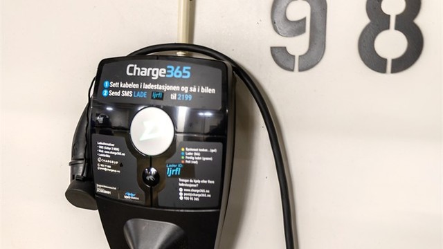 Ladeboks montert ved garasjeplassen