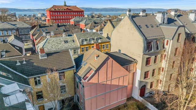 Solsiden - også omtalt Trondheims Aker Brygge, når man innen 9 minutters gange. Her har man alt fra dagligvare (søndagsåpent), klesbutikker, apotek, bakeri, 3T-treningssenter og vinmonopol.