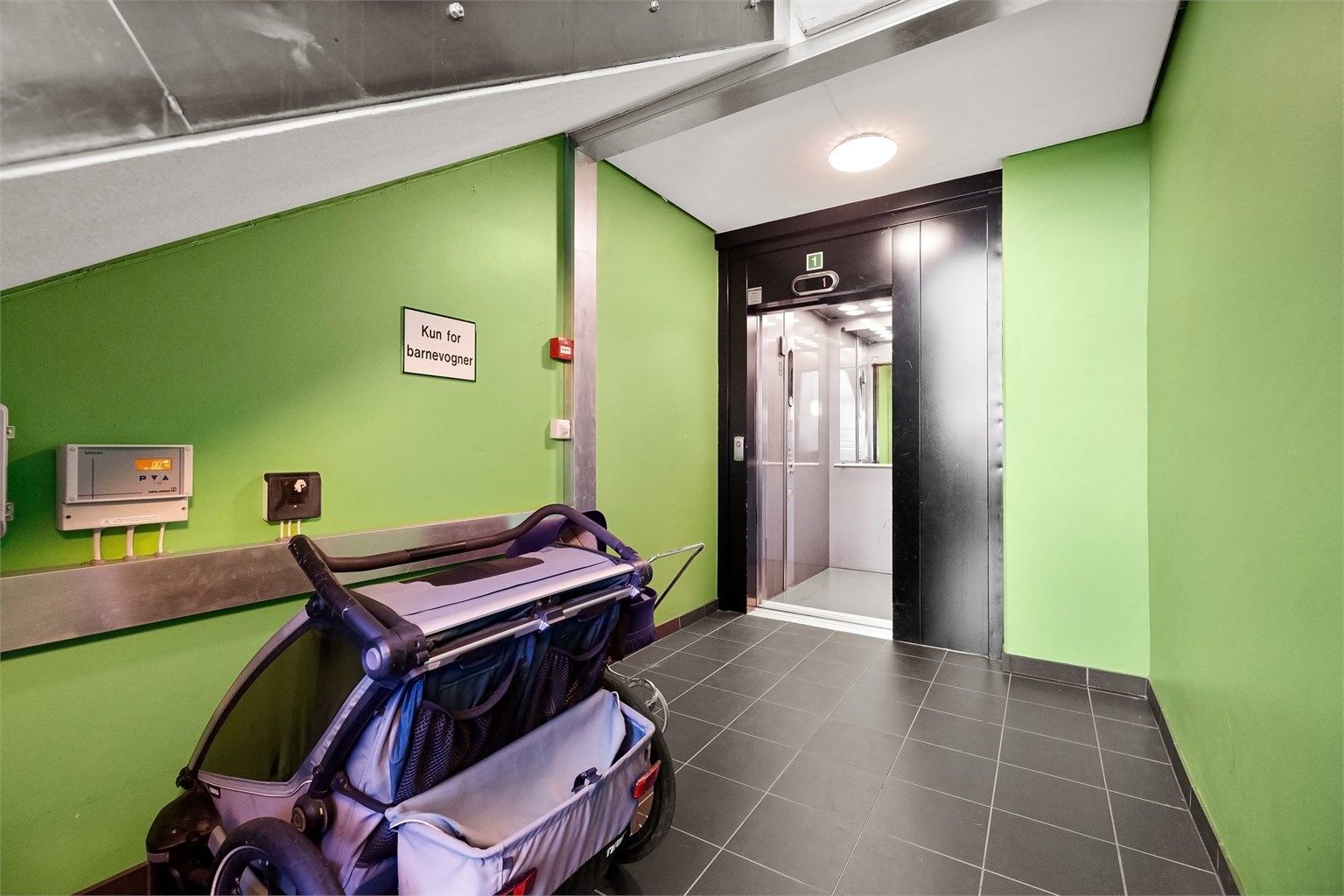 Plass til barnevogn under trappen i oppgangen (bildet er lånt fra en annen oppgang)