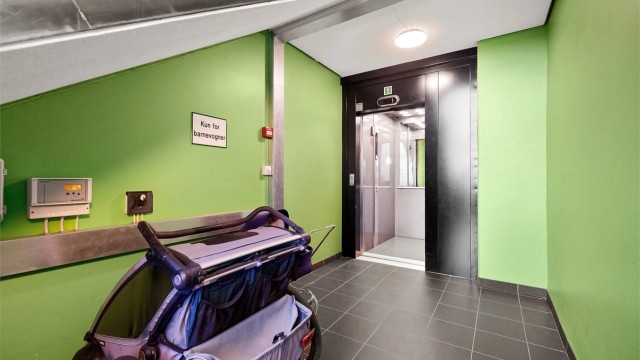 Plass til barnevogn under trappen i oppgangen (bildet er lånt fra en annen oppgang)