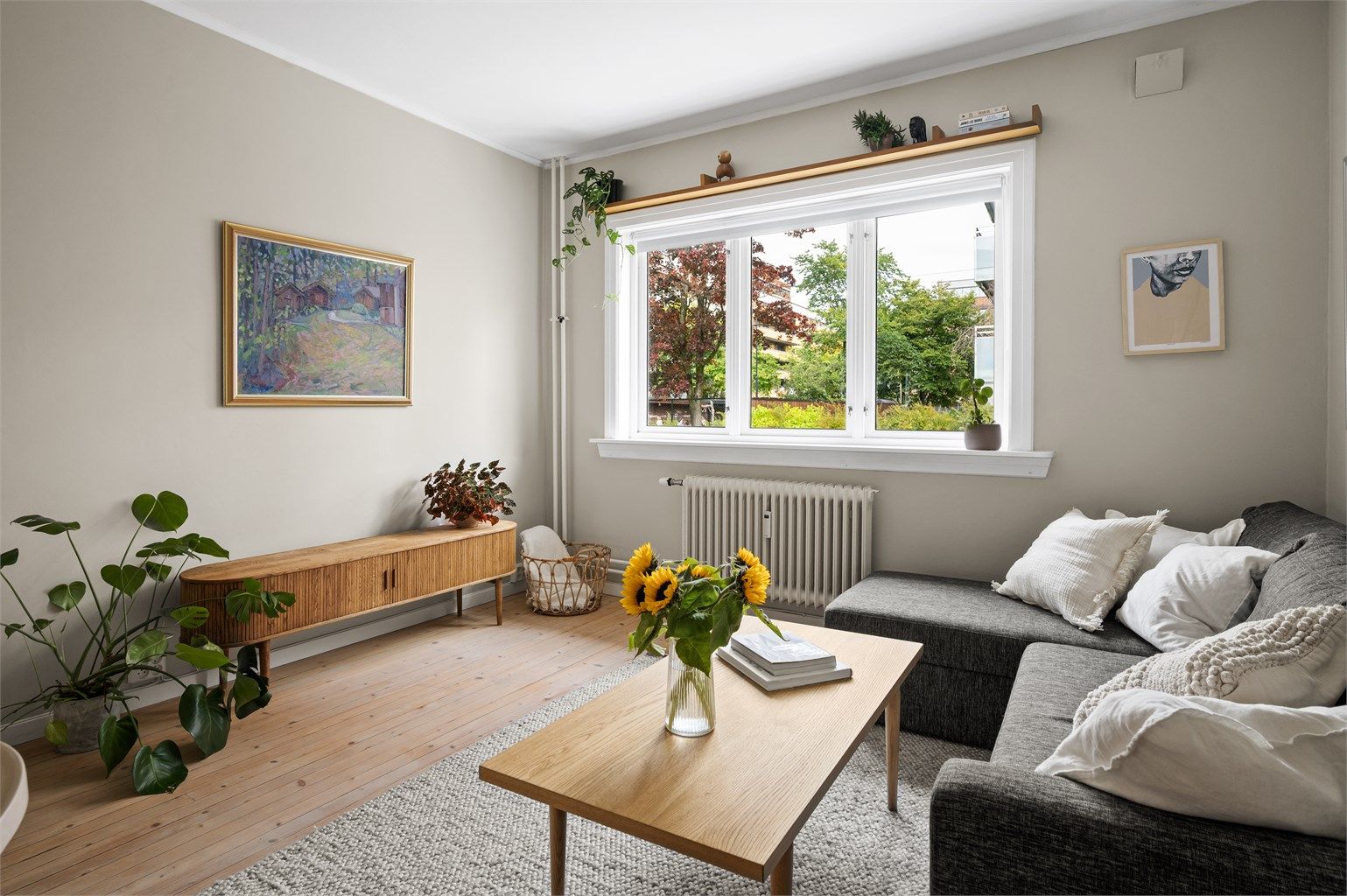  Det er store vindusflater som slipper inn rikelig med lys og som bidrar til å skape en luftig følelse i leiligheten.