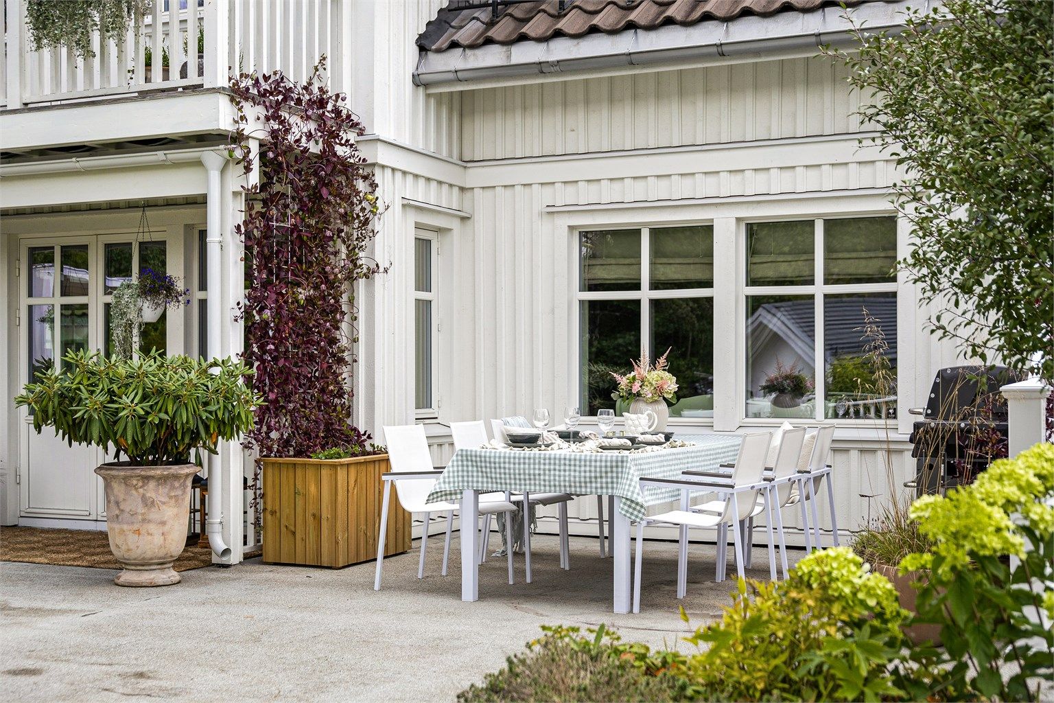 Den store uteplassen har gode solforhold og plass for sosiale sammenkomster.