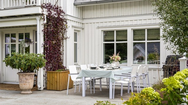 Den store uteplassen har gode solforhold og plass for sosiale sammenkomster.