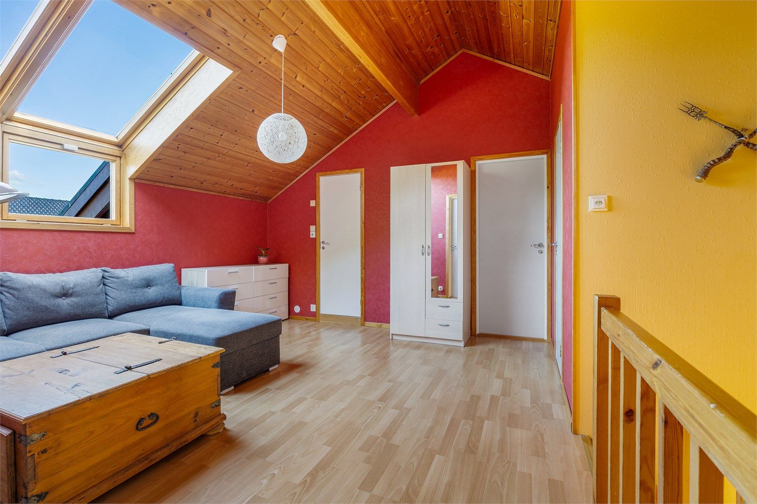Her finner man også boligens 3 soverom, samt bad og bod.