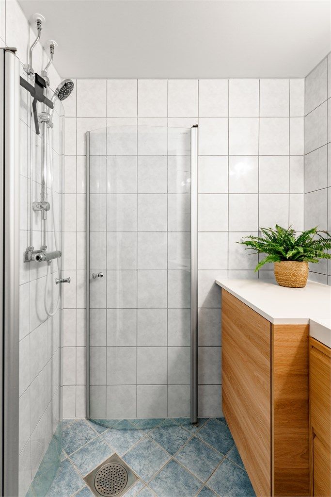 Dusjhjørne med innfellbare vegger og opplegg for vaskemaskin.