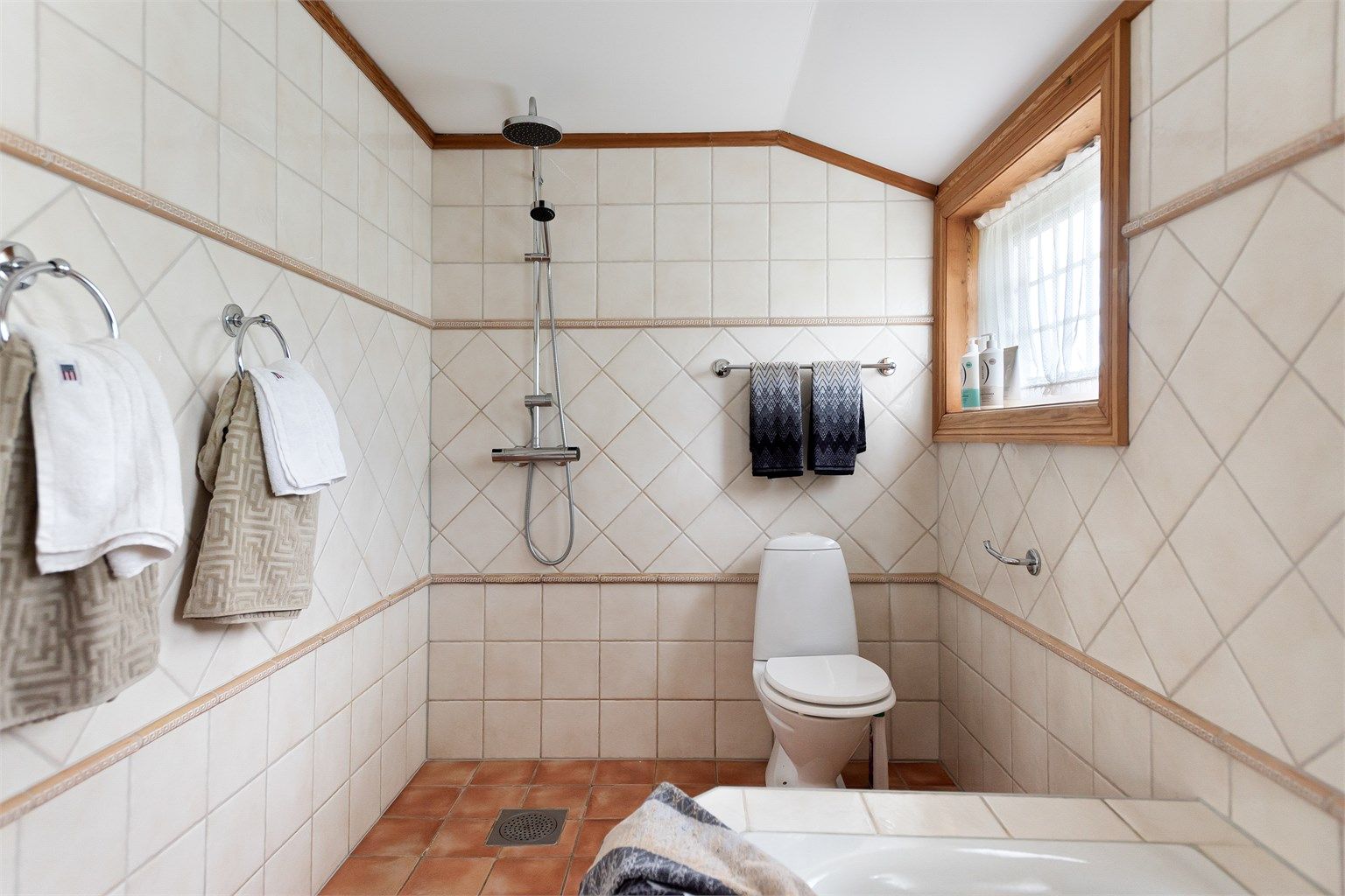 Badet har både badekar og dusj