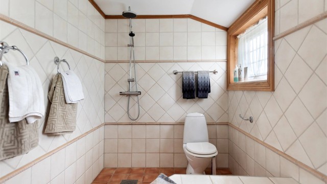 Badet har både badekar og dusj