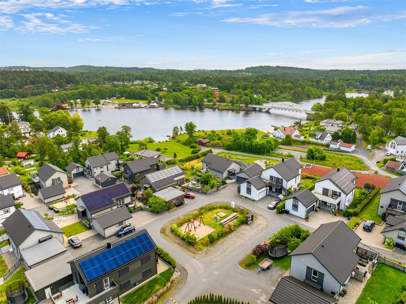 Det er lekeplass like ved eiendommen. Moderne boligstrøk og barnevennlig nærmiljø. 