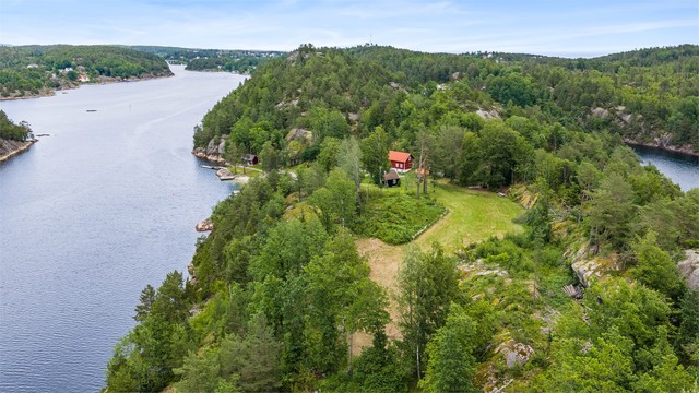 Halvøya i all sin prakt - over 111 dekar med skog, berg og strandlinje strekker seg ut i indre Sørlandsleia.