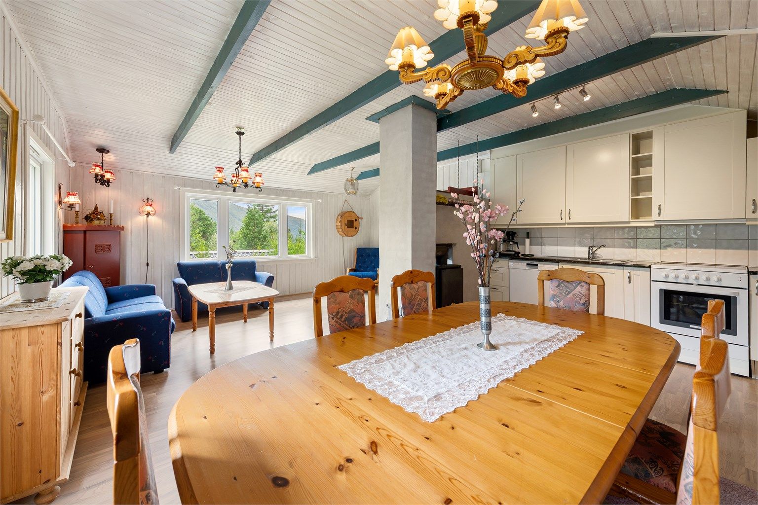 Stue og kjøkken i dels åpen løsning med kjøkkeninnredning fra 2014