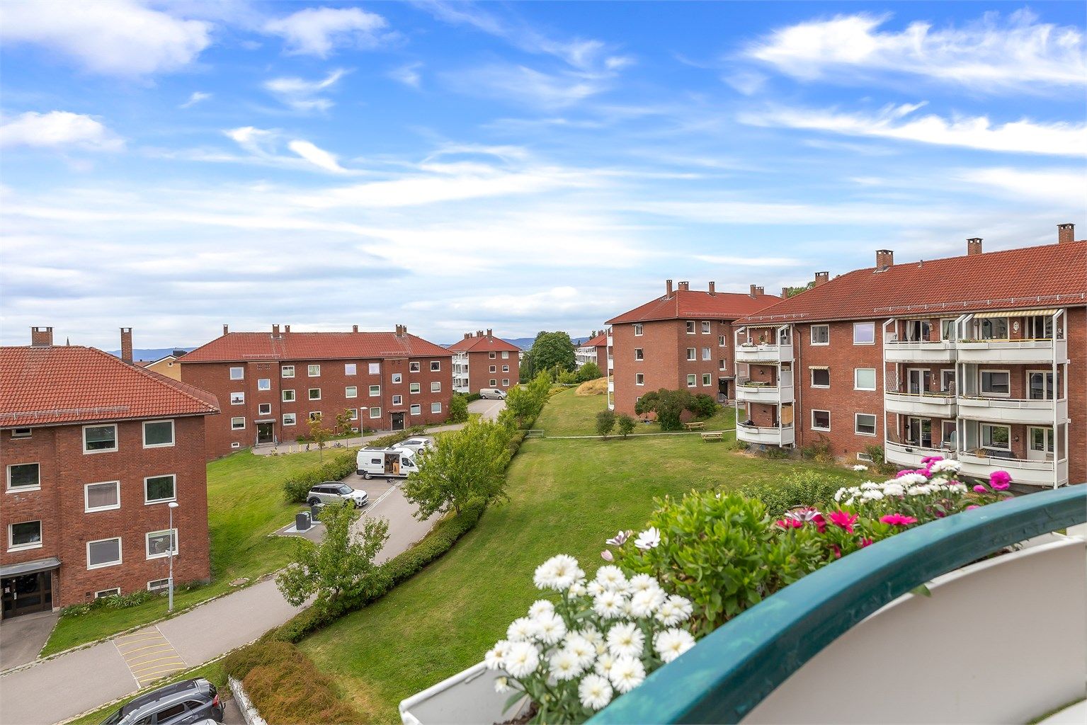 Boligen har en fin og usjenert beliggenhet
