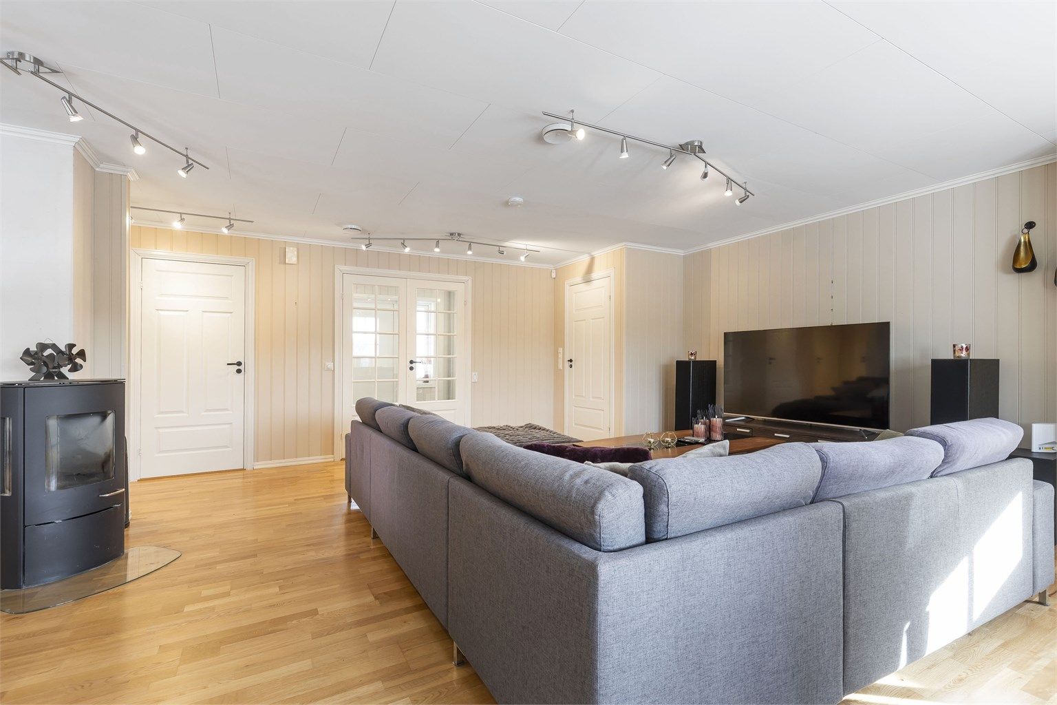 Det er vannbåren gulvvarme i alle rom