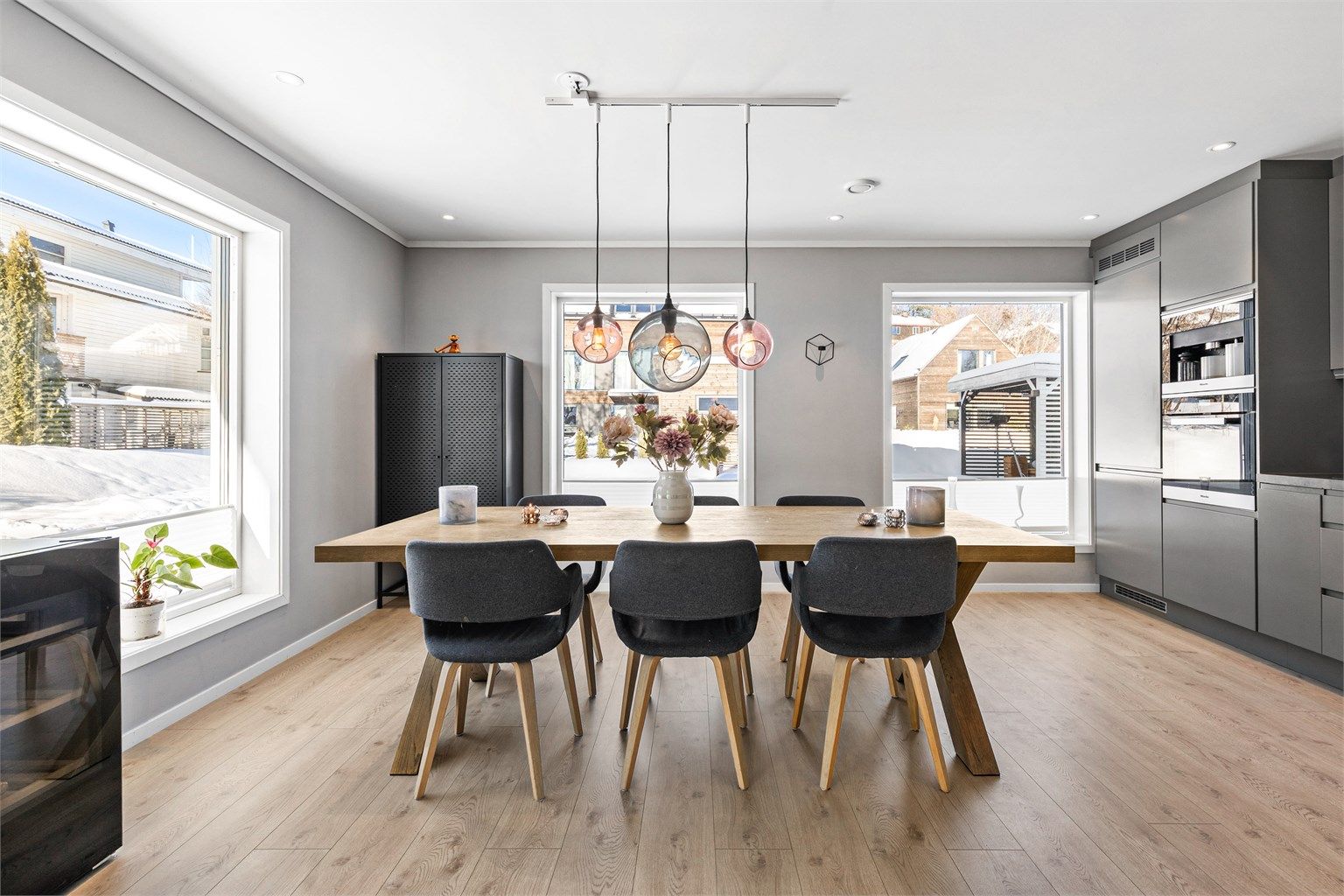 Spisestue med plass til stort spisebord.