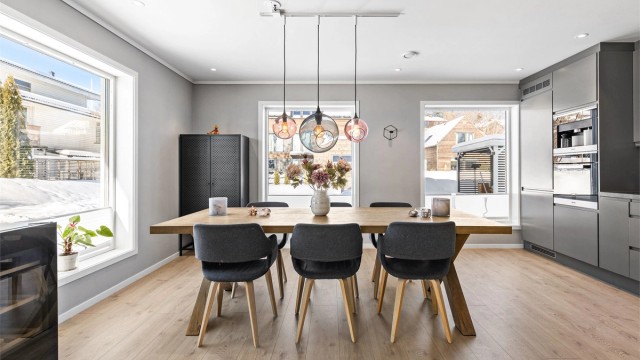 Spisestue med plass til stort spisebord.