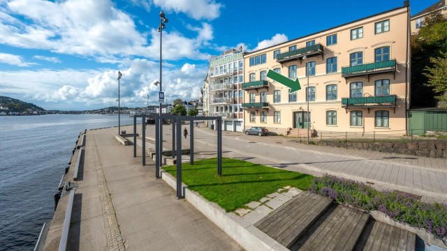 Sentralt beliggende leilighet like ved vannkanten i Arendal sentrum. Leiligheten ligger i 2. etasje og har balkong med vakker utsikt