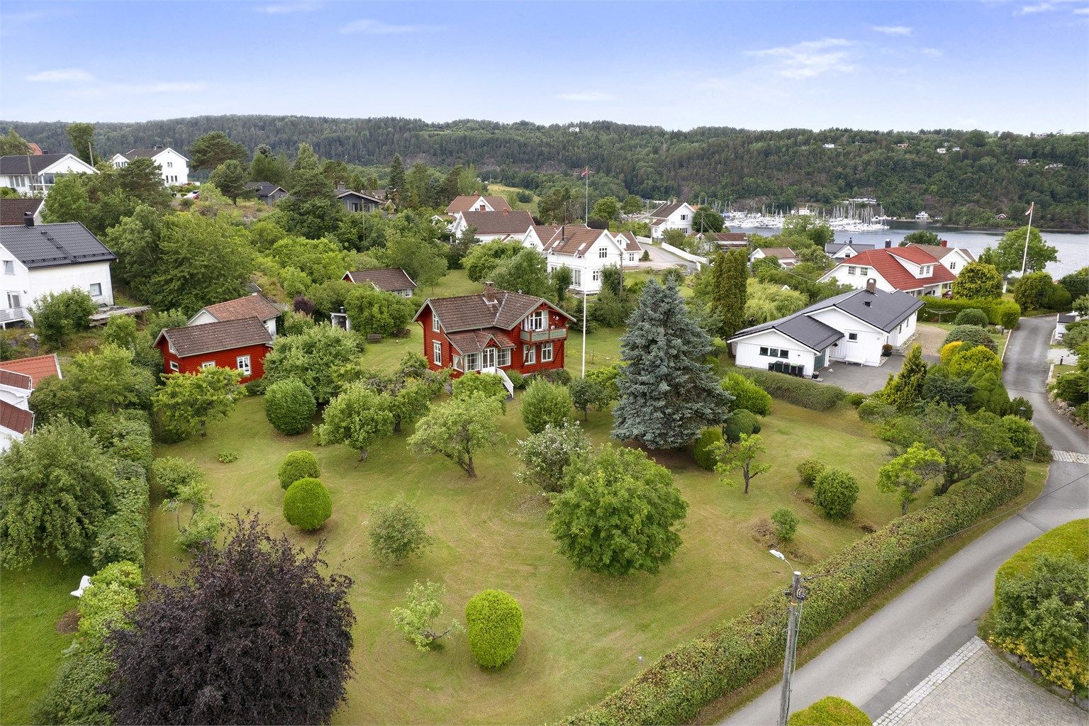 Oversikt over eiendommen og dens plassering i nabolaget.