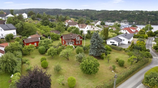 Oversikt over eiendommen og dens plassering i nabolaget.