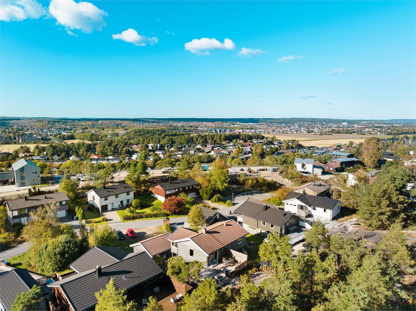 Her bor du tilbaketrukket og høyt i solfylte, rolige omgivelser.