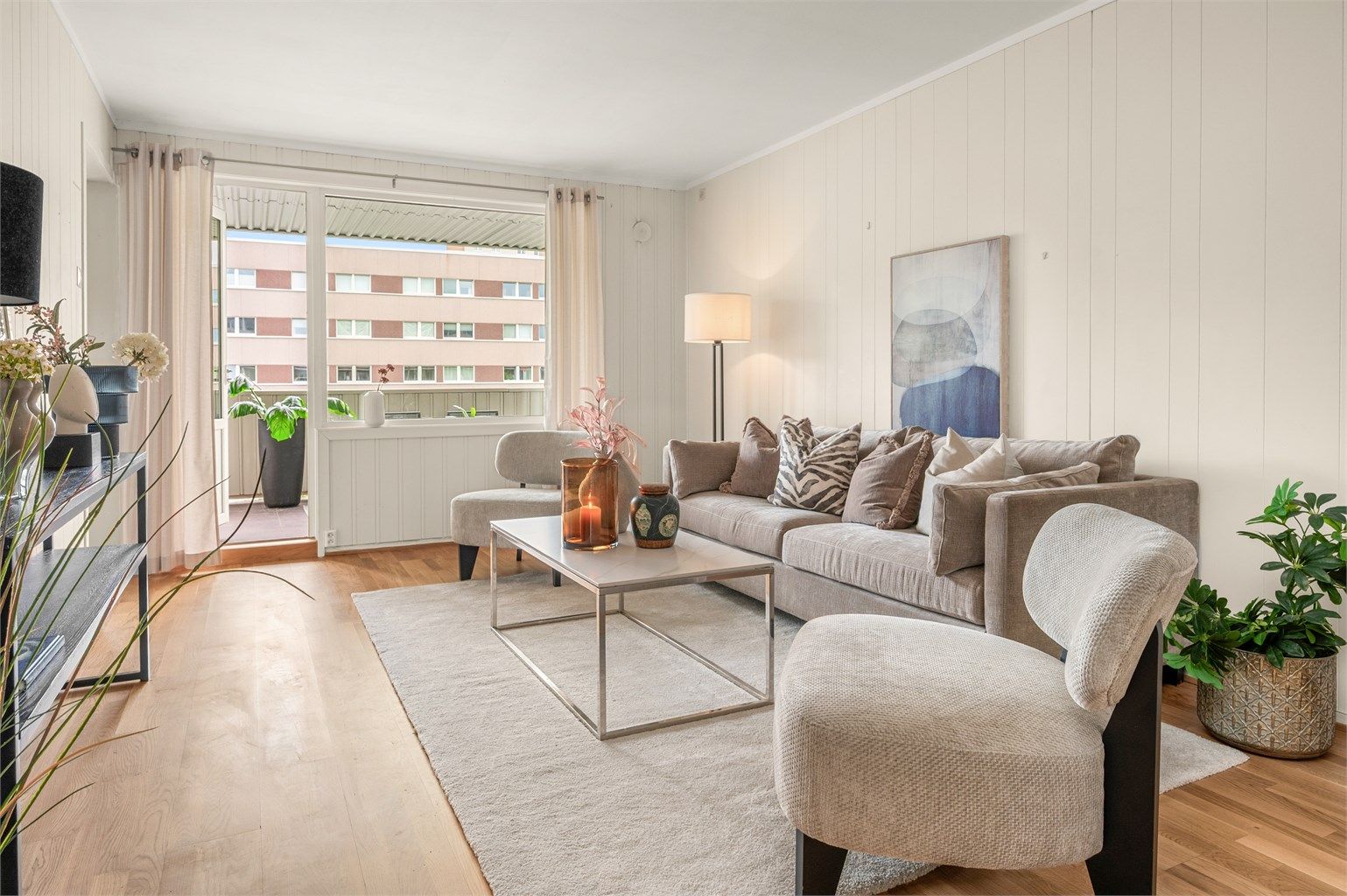 Fra stuen er det direkte utgang til balkongen. Stuen har god plass til stor sofagruppe med tilhørende TV-møblement. 