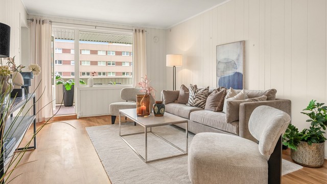 Fra stuen er det direkte utgang til balkongen. Stuen har god plass til stor sofagruppe med tilhørende TV-møblement.