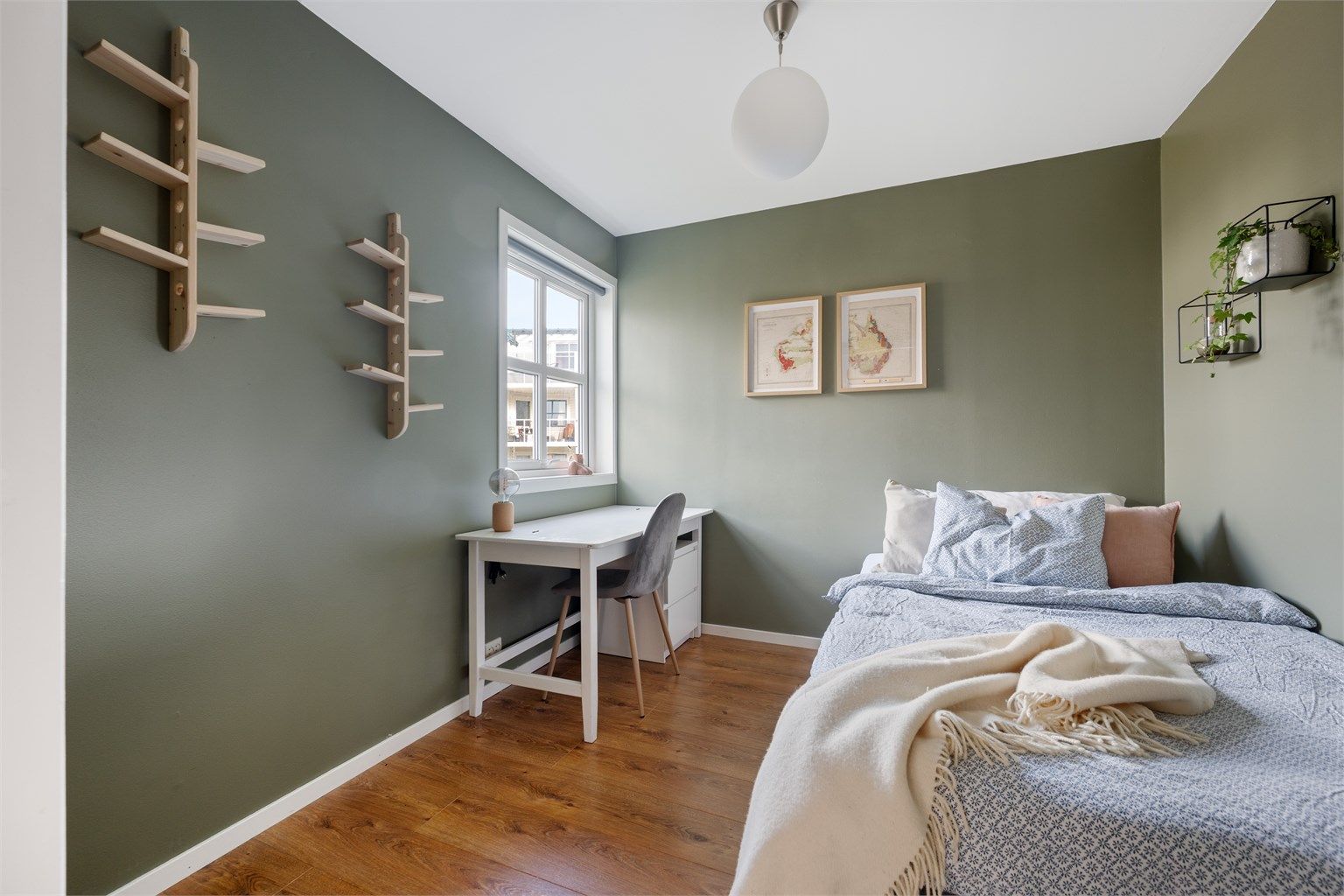 Soverom II er også av god størrelse med plass til større seng. Det er parkett på gulv og malte vegger. Plass til å ha garderobeskap eller pult om ønskelig. Et perfekt hjemmekontor for de som ønsker det. 