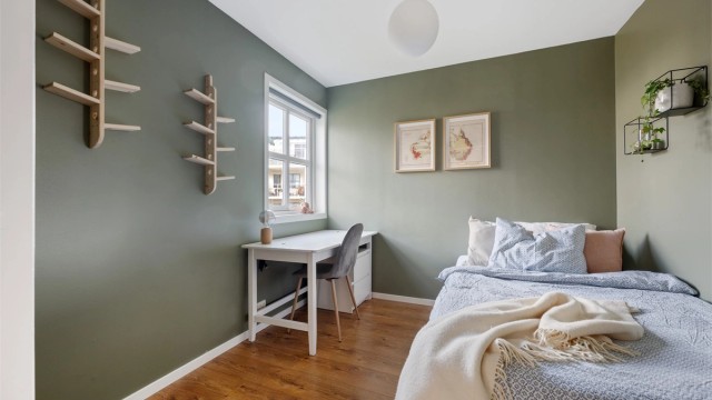 Soverom II er også av god størrelse med plass til større seng. Det er parkett på gulv og malte vegger. Plass til å ha garderobeskap eller pult om ønskelig. Et perfekt hjemmekontor for de som ønsker det.