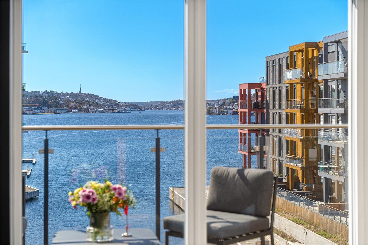 Her bor man i en moderne og tilbaketrukket oase, med sjølivet rett utenfor vinduene.