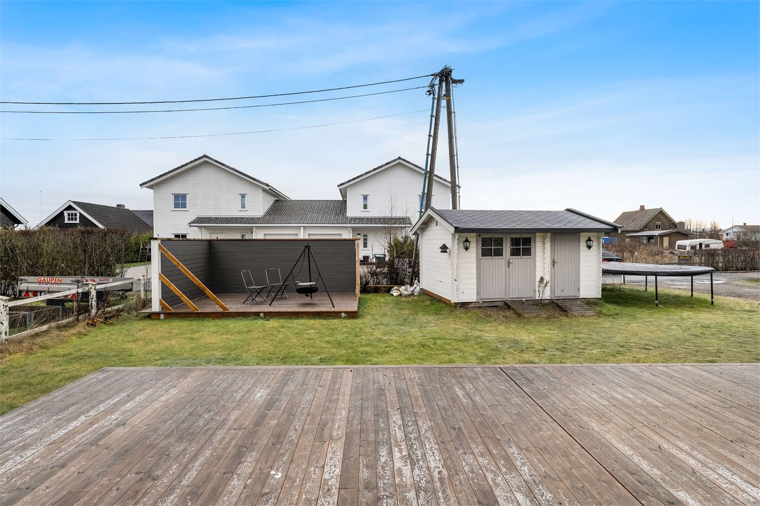 Stort uteområde med flere sittemuligheter.