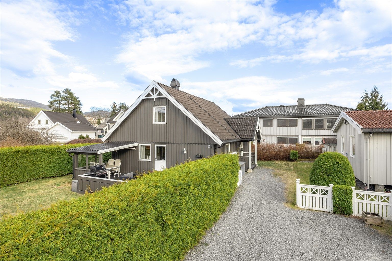 Fra eiendommen er det kort gangavstand til flotte friarealer og tursti langs Drammenselva.