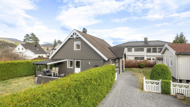 Fra eiendommen er det kort gangavstand til flotte friarealer og tursti langs Drammenselva.