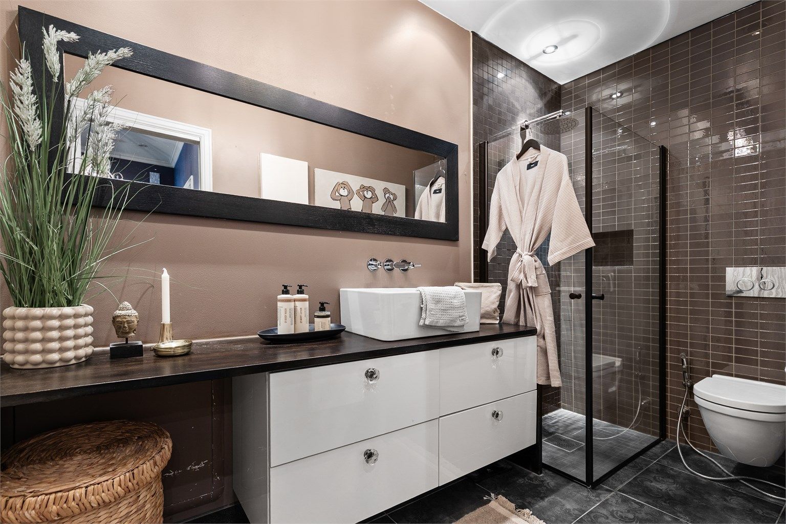 Bad fra 2009. Flislagt gulv med gulvvarme og flislagte/malte vegger. Nedsenket himling med downlights.