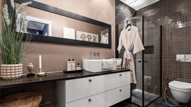 Bad fra 2009. Flislagt gulv med gulvvarme og flislagte/malte vegger. Nedsenket himling med downlights.