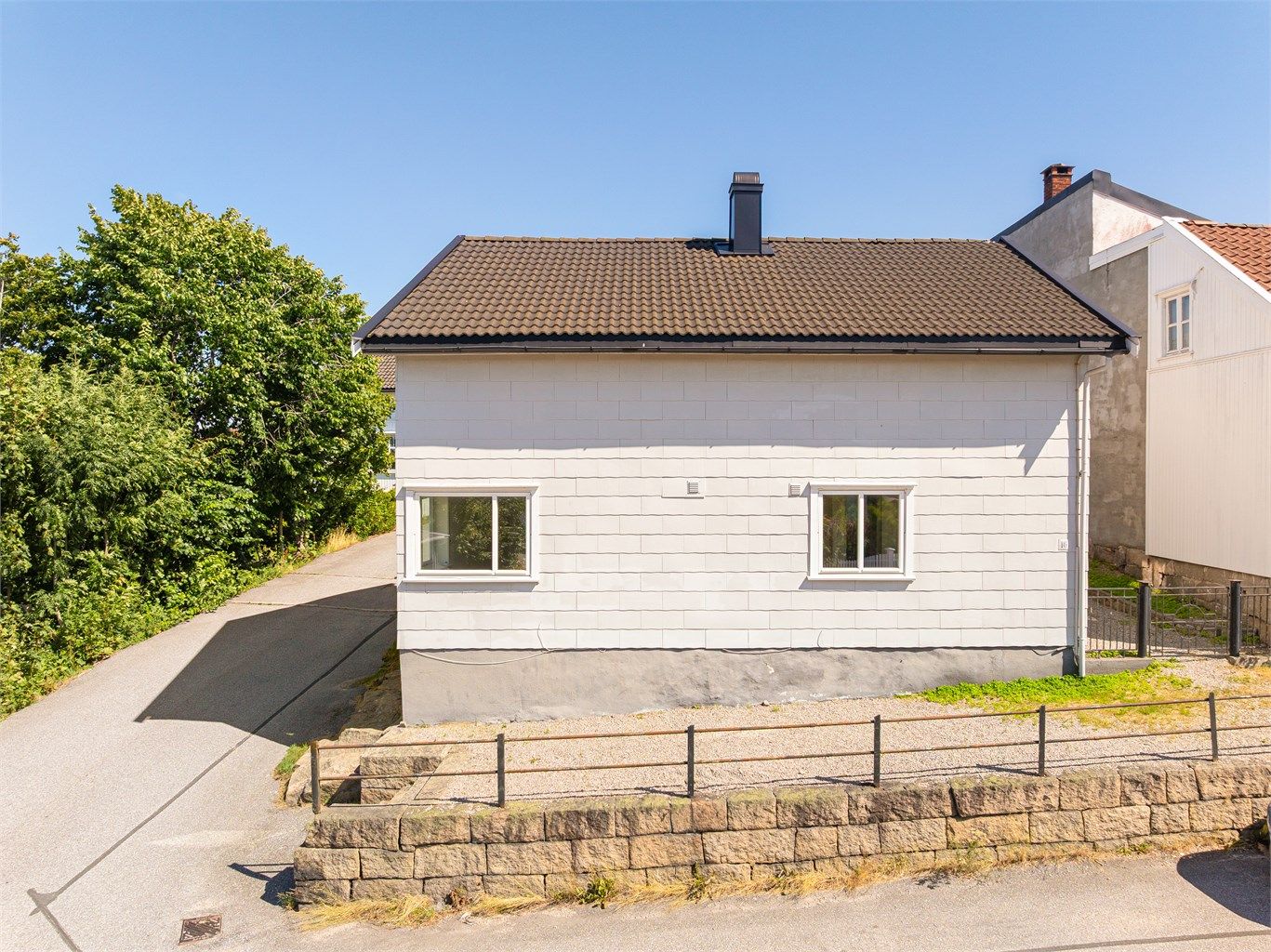 Boligen er registrert som enebolig, men innredet som tomannsbolig og har i senere år vært benyttet til utleie.