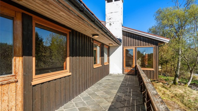 Den sydvendte verandaen har adkomst fra stue og hovedsoverom