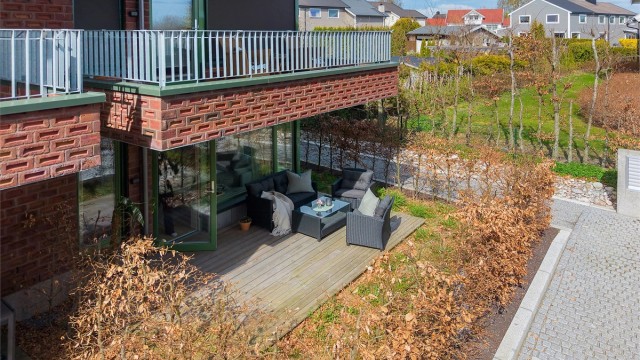Hyggelig sydøst-vendt markterrasse på ca. 12 kvm.