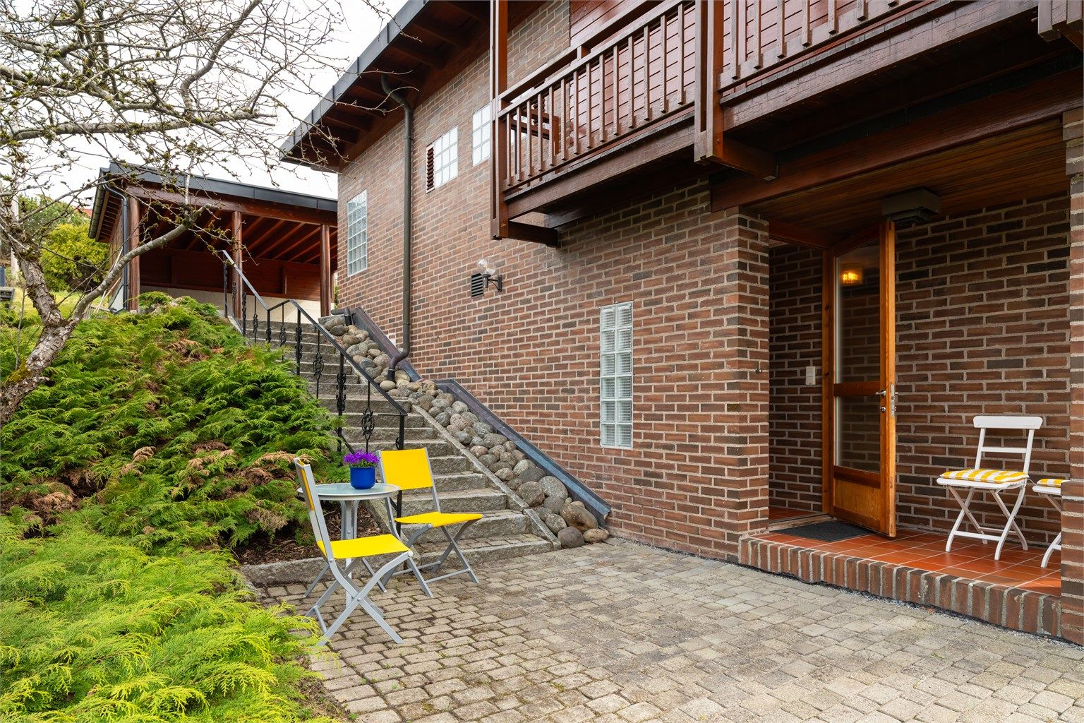 Underetasjen har et eget inngangsparti med god plass til sittegruppe. 